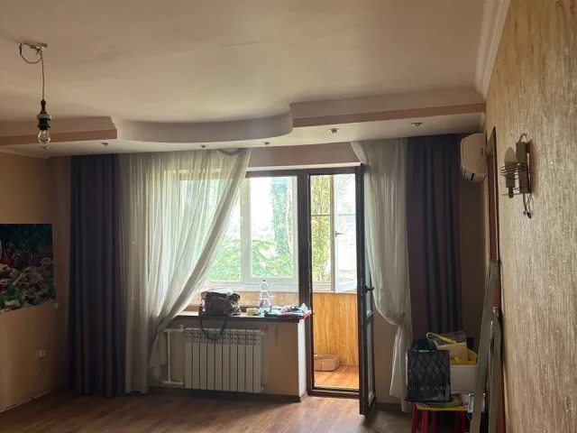 Фото: Продается 3 х. ком. кВ. в хорошем состояни. Чешка.Жовтневый. р-н. Пр .Металлурговж дом 129 этаж 3/9 площ. 68 м2 . Зал -