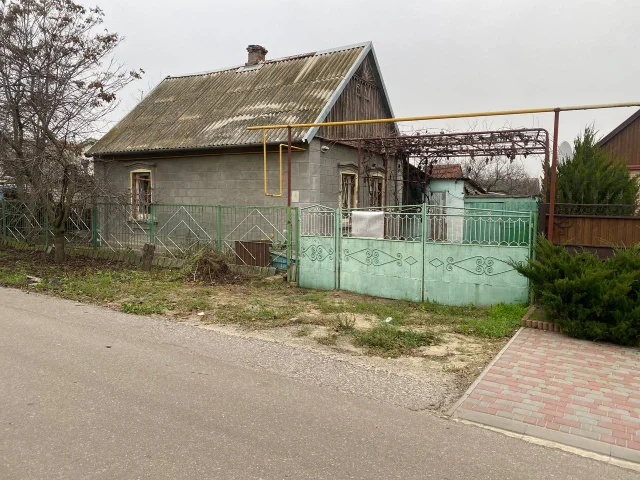 Фото: Продам благоустроенный дом на жилмассиве в г.Мелитополе 6*8 с пристроенной комнатой 5,5*3,5м. гараж,по пер.Дачному, улиц