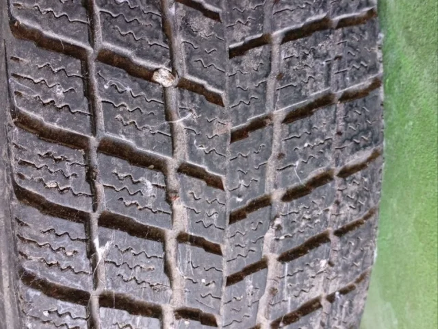 Фото: Продам комплект зимней резины ROADSTONE 225/65 R17 на дисках