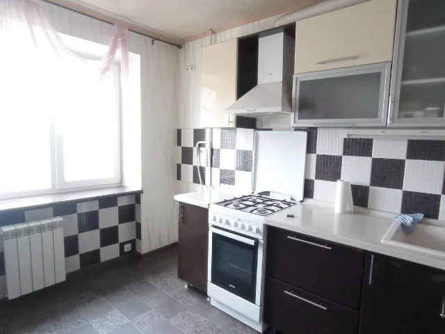 Фото: Горловка. Продам 3 ком. кв-ру, пр. Победы 72, 4/9. Общая площадь-67 м. кв. не угловая, комнаты раздельные. В квартире вы