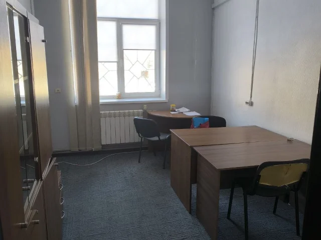 Фото: Аренда кабинета в офисном помещении. Взможность регистрации юридического адреса. Кабинет площадью 12.8 кв.м. Автономное