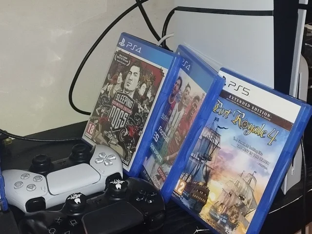 Фото: Продам sony ps5 slim. Состояние отличное. В комплекте 2 джойстика, 3 диска. Цена 50000₽ Так же продам диски для Ps-4 и P