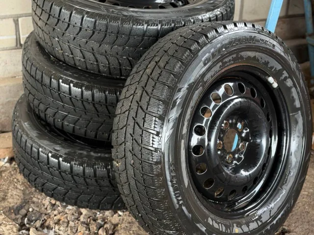Фото: Продам почти новую зимнюю японскую резину BRIDGESTONE с дисками! Размер 235/65R17 разболтовка 5x114.3