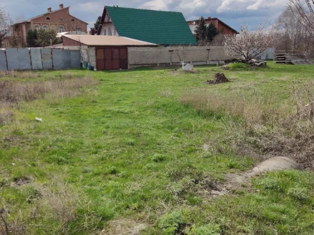 Фото: Продам участок в Луганске на улице Академгородк (Жовтневый район). Находится сразу за ТЦ Атриум. 10 соток, приватизирова