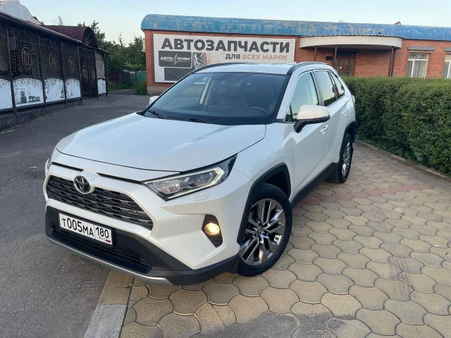 Фото: Toyota RAV4 - 2021 , полный привод , два литра
