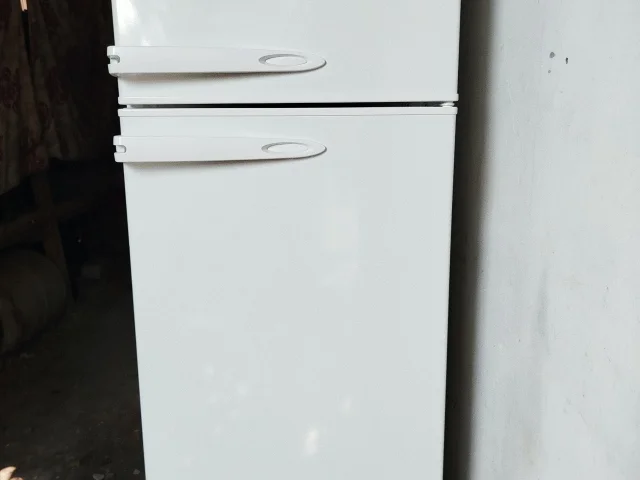 Фото: Продам двухкамерный холодильник BEKO в отличном рабочем состоянии. Холодит и морозит. Размеры В160 Ш60 Г60см. Помогу с д