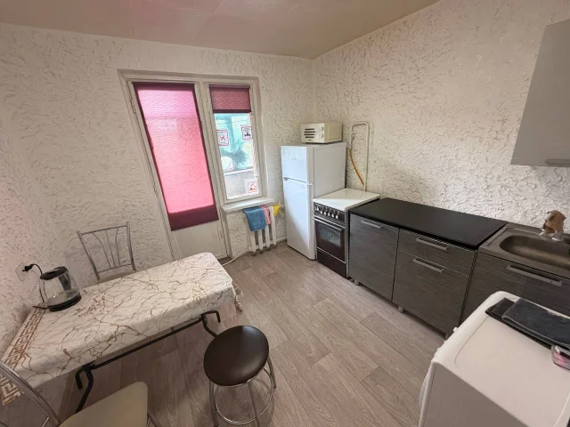 Фото: Продам 2- к комн. квартиру (улучшенку) 55 кв. м., Луганск пгт. Юбилейное (р- н СМ Базар), на 5/5 этаже. В квартире: 2 из