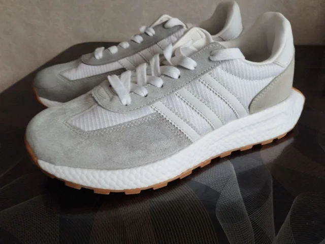 Фото: Добротные кроссовки Adidas в идеале,обуты два раза,не подошли по размеру. Идут на 41 р-р,хотя написано-42.Брали за 5800,