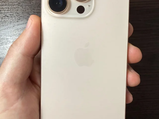 Фото: iPhone 16 Pro 256 ГБ. Без ремонтов и вскрытий, всё работает без нареканий. АКБ 88%, по корпусу есть следы от чехла. В ко