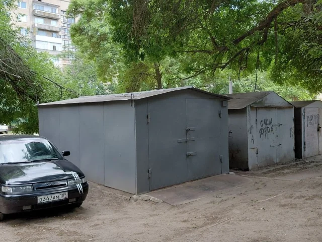 Фото: По ул. Кирова, д.65, во дворе этой девятиэтажки, продаю место под металлический гараж или навес. Земельный участок разме