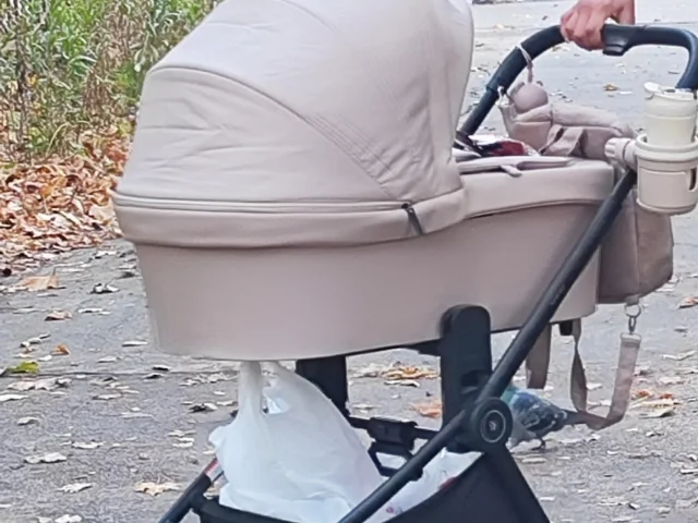 Фото: Продам коляску 2в1, бежевого цвета, подойдёт и девочке и мальчику👶 состояние хорошее, люлькой почти не пользовались. В к