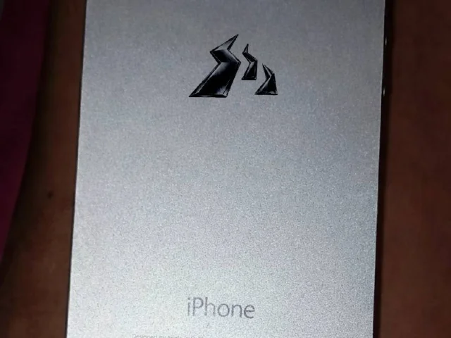 Фото: Продаю компактный и надёжный iPhone 5s. Отлично подойдёт для звонков, мессенджеров или как второй телефон