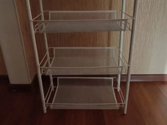 Фото: Продам стеллаж металлический, не тяжёлый, разборной, высота - 79 см, ширина - 44 см, глубина - 27 см. Колесики есть, но 