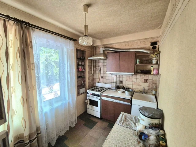 Фото: Продам 2х ком. кв-ру, ул.Болотникова 27, 1/5. Высокий цоколь, как второй этаж. Не угловая, отличная планировка, комнаты 