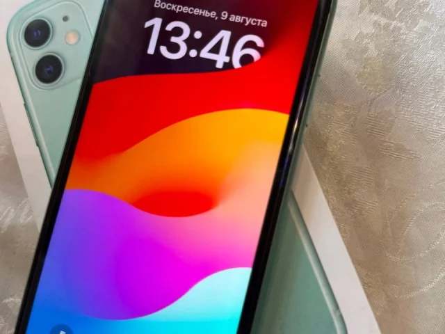 Фото: Продаю iPhone 11 с объемом памяти 128 ГБ в зеленом цвете. Телефоном пользовалась мама, продаю иза того что у нее скоро д