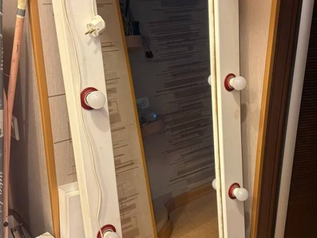Фото: Продам торговые стеллажи,комоды,мягкий пуф,тумбы, зеркала,вешалки для одежды,стойки под носки и бижутерию настольные,ман