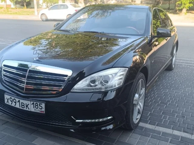 Фото: Mercedes-Benz S 500 2011 года в удлинённой версии (Long), с пневматической подвеской и в максимально насыщенной комплект