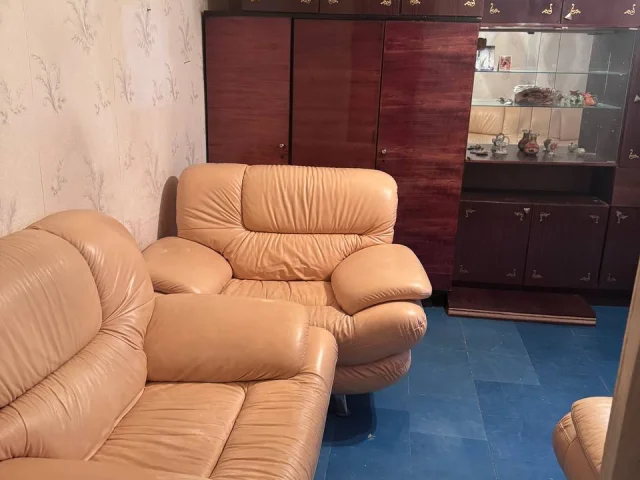 Фото: Продается 1 комнатная квартира. Текстильщик ,Кировский район,ул. Островского 45. 4 этаж, лифт есть. Балкон. Тихий , спок