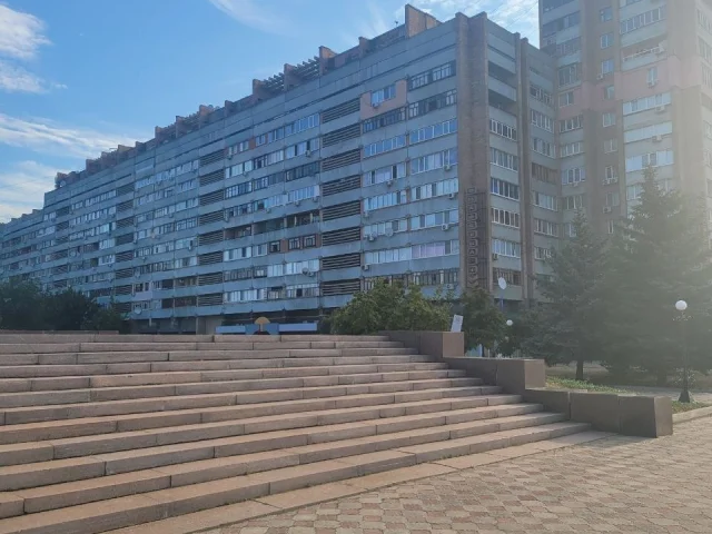 Фото: 💬 Описание: Сдам 3х комн квартиру в самом центре Луганска возле Горисполкома, дом Китайская стена, 2й подьезд, этаж пред
