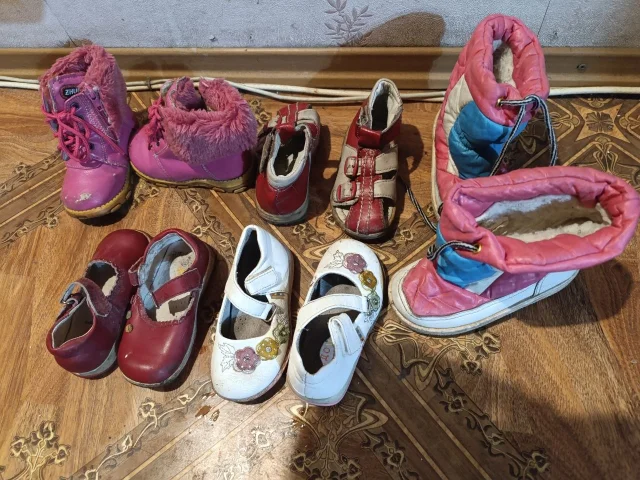Фото: Продам детскую обувь б/у, в первом ряду 21 размер, во втором - 22 размер, сапожки 24 размер. Цена 100 - 150 рублей