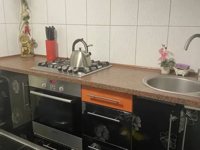 Фото: Продам кухню, в хорошем состоянии, все шкафы навесные есть как на другой стороне . Размер 2.30см сторона мойки, 1.60см. 