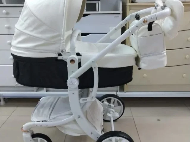Фото: Коляска - трансформер 3в1 Luxmom - белая экокожа. После одного ребенка, была в пользовании. Все хорошо работает без наре