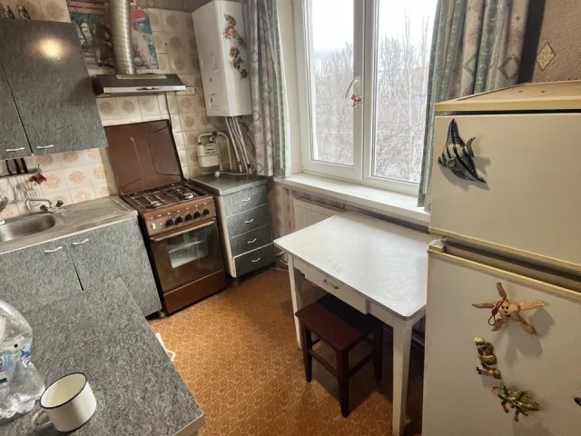 Фото: !!! Цена снижена с 4,7 млн. на 4,5 млн. руб.!!! Продам 4- к. квартиру, с автономным отоплением, г. Луганск кв. Солнечный