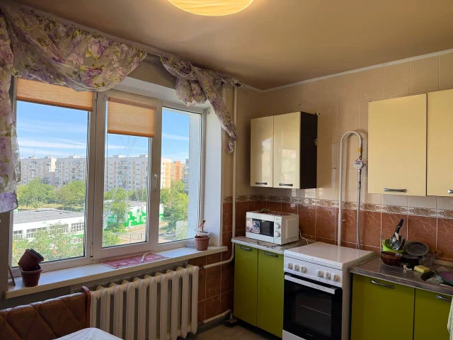 Фото: В продажу предлагается крупногабаритная 2-х комнатная квартира 23 ЖМР, улица 60 лет СССР 27, чешка , 9/9 ( есть тех этаж