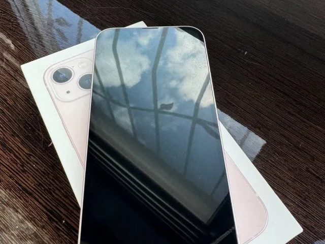 Фото: Продаю IPhone 13 128gb, в хорошем состоянии, без ремонтов, все функции работают, АКБ 87%, отдаю также 14 чехлов