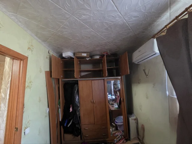 Фото: Продам шкаф самовывоз 2 дверь тоже есть,разбито внизу стекло чутка 7 тысячь рублей.торг,можем разобрать
