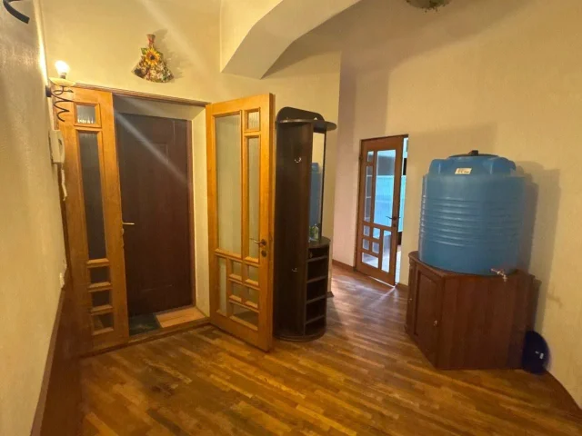 Фото: Продажа трехкомнатной квартиры