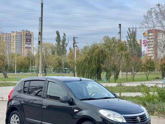 Фото: Продам Renault Sandero 2013 года. Пробег 162 730 км, двигатель 1.4 8V бензин, коробка механика. Машина в отличном состоя