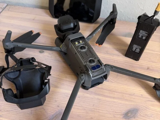 Фото: Mavic 3 Pro, пульт управления и аккумулятор. Аппарат в хорошем рабочем состоянии, без критических повреждений