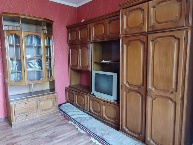 Фото: Продается качественная мебель из массива натурального дерева. Комплект состоит из 4-х предметов, производство Румыния. В