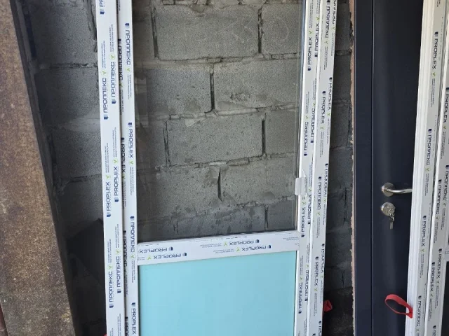 Фото: Продам 2 новые пластиковые двери балконного типа. Размер 850×2050. Двери идут только на открывание, без проветривания. Ц