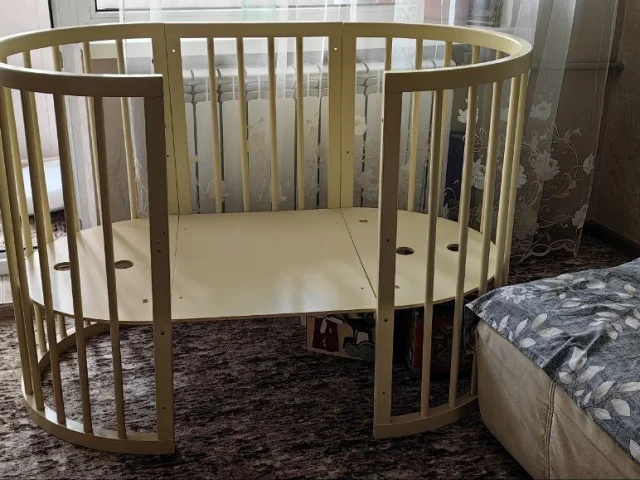 Фото: Продам манеж- трансформар, два матраса, чистые не пролежанные. Кроватка на шарнирах, боковая стенка вставляется, можно с
