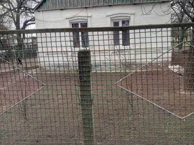 Фото: Продам жилой домик старой постройки, требующий ремонта. Две комнаты, коридор. Окна пластик, вода в доме, газовый конвект