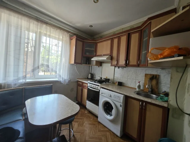 Фото: Продам двухэтажный дом г. Горловка, в р-н маг. Аверс, в доме пять комнат, сан узел на первом этаже, ванная комната на вт
