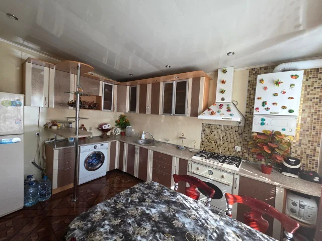 Фото: В продаже просторный дом 130/65.2/26 м² в центре города Луганска