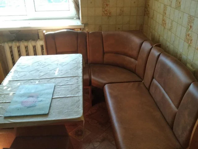 Фото: Продам кухонный уголок со столом и табуретами (Идеальное состояние). Очень красивый, добротный и уютный комплект мебели