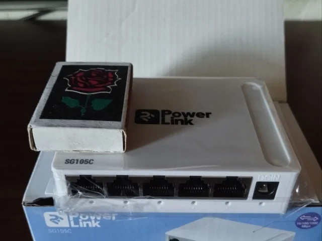 Фото: Продам Gigabit Ethernet коммутатор PowerLink 2E-SG105C, 5 портов по 1Гбит. Блок питания внешний 5В 1А. Новый, 1100 рубле