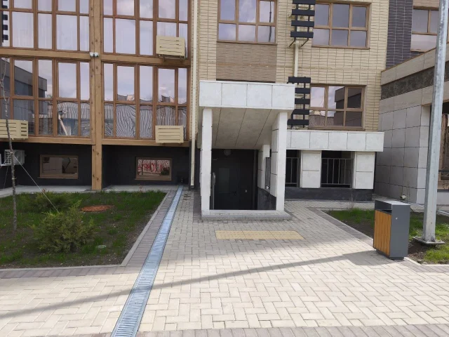 Фото: Продажа коммерческой площади 12.8 кв.м. в ЖК Ленинградский (Кирова). Помещение поставлено в Росреестр. Первая линия от п