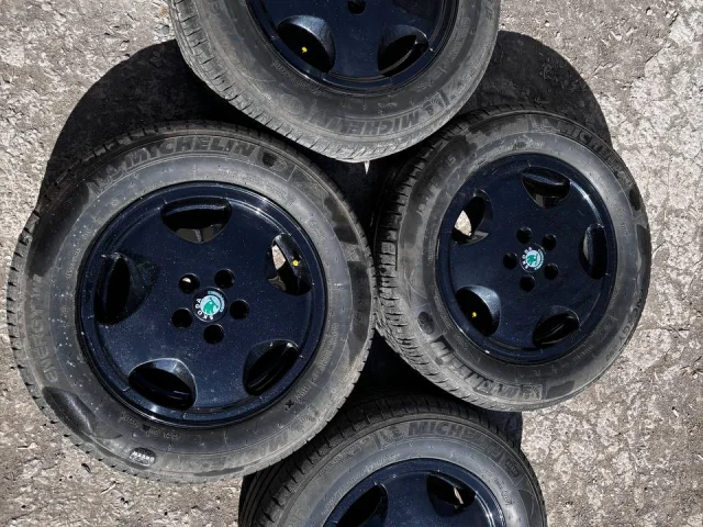 Фото: Продам колеса r15 в сборе. Шины лето 195/65 Michelin xm2, диски r15 5x100 et35 оригинал VW. Подходят на Октавию, гольф4,