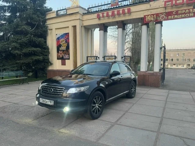 Фото: Infiniti FX 45. Двигатель 4,5 v8. Полный привод, полноценный автомат. Хорошая комплектация. На полном уверенном ходу, вс