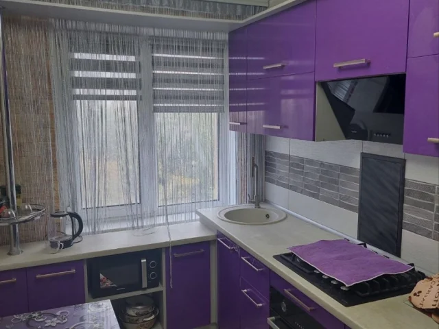 Фото: Продается 3 ком кв в отличном спальном районе Мариуполя со свежим ремонтом состояние заходи и живи цена 4,7 млн р готовы