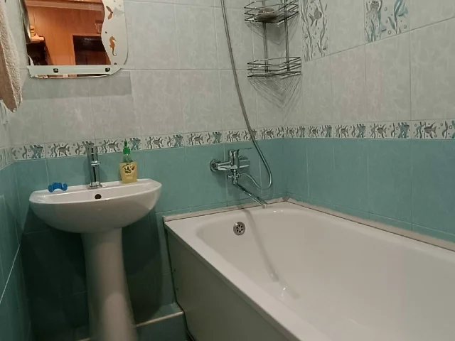 Фото: Продам 1-ком.кв-ру, г. Горловка, р-н Калиновка, ул. Шапошникова 35, 4/5.не угловая, рядом школа, магазины. Квартира с ре