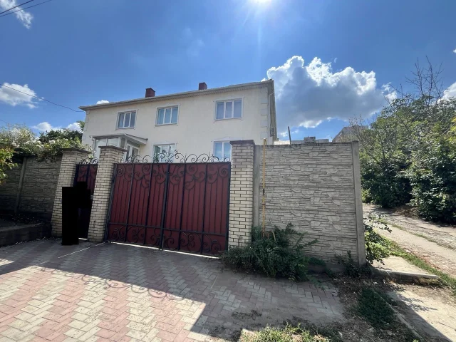 Фото: Продам офисно- складское помещение в центре г. Луганск, ул. Октябрьская (р- н Вечного огня), возле дороги. Общая площадь