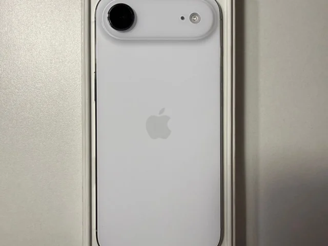 Фото: iPhone Air 256 белый. Отличное состояние. Батарея 100%. Полный комплект. Телефону 1,5 месяца. Покупался в ТЦ Аврора, гар