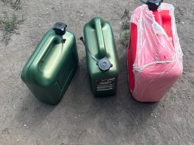 Фото: Продам канистры под бензин,пользовался один раз,одна 20л,две по 10л
