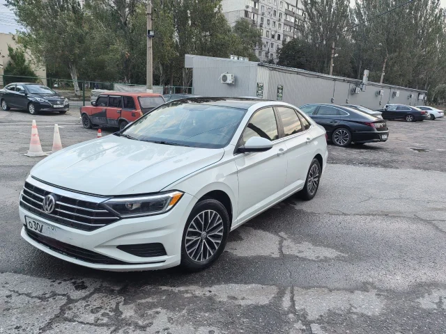 Фото: Volkswagen Jetta R-Line год-219 автомат , панорамная крыша , кожаный салон, бесключевой доступ , датчик слепых зон,клима
